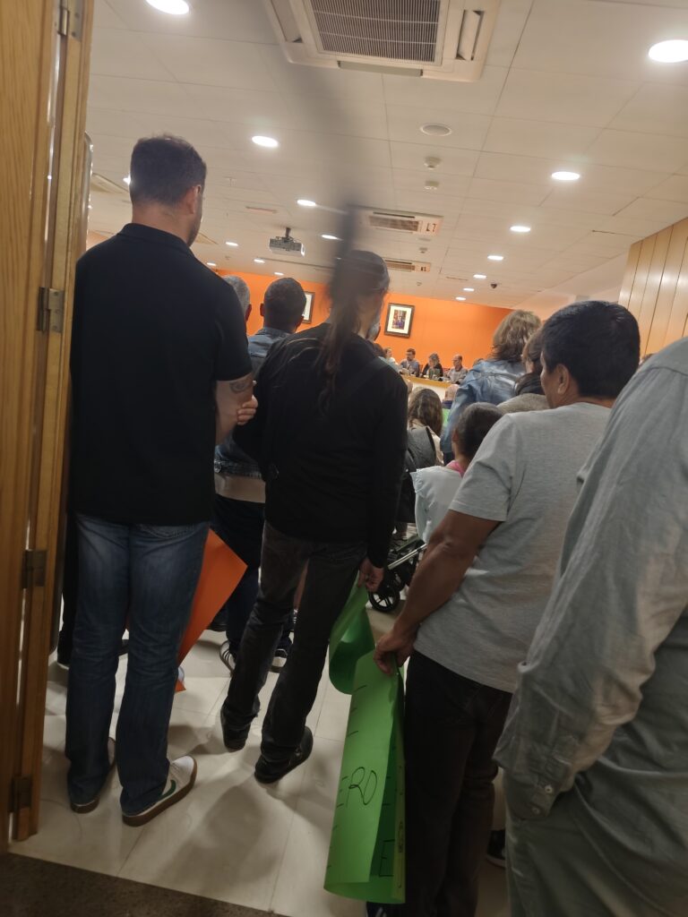 l’ av. nova font verda, va anar al ple a demanar de manera silenciosa , millores per el nostre barri